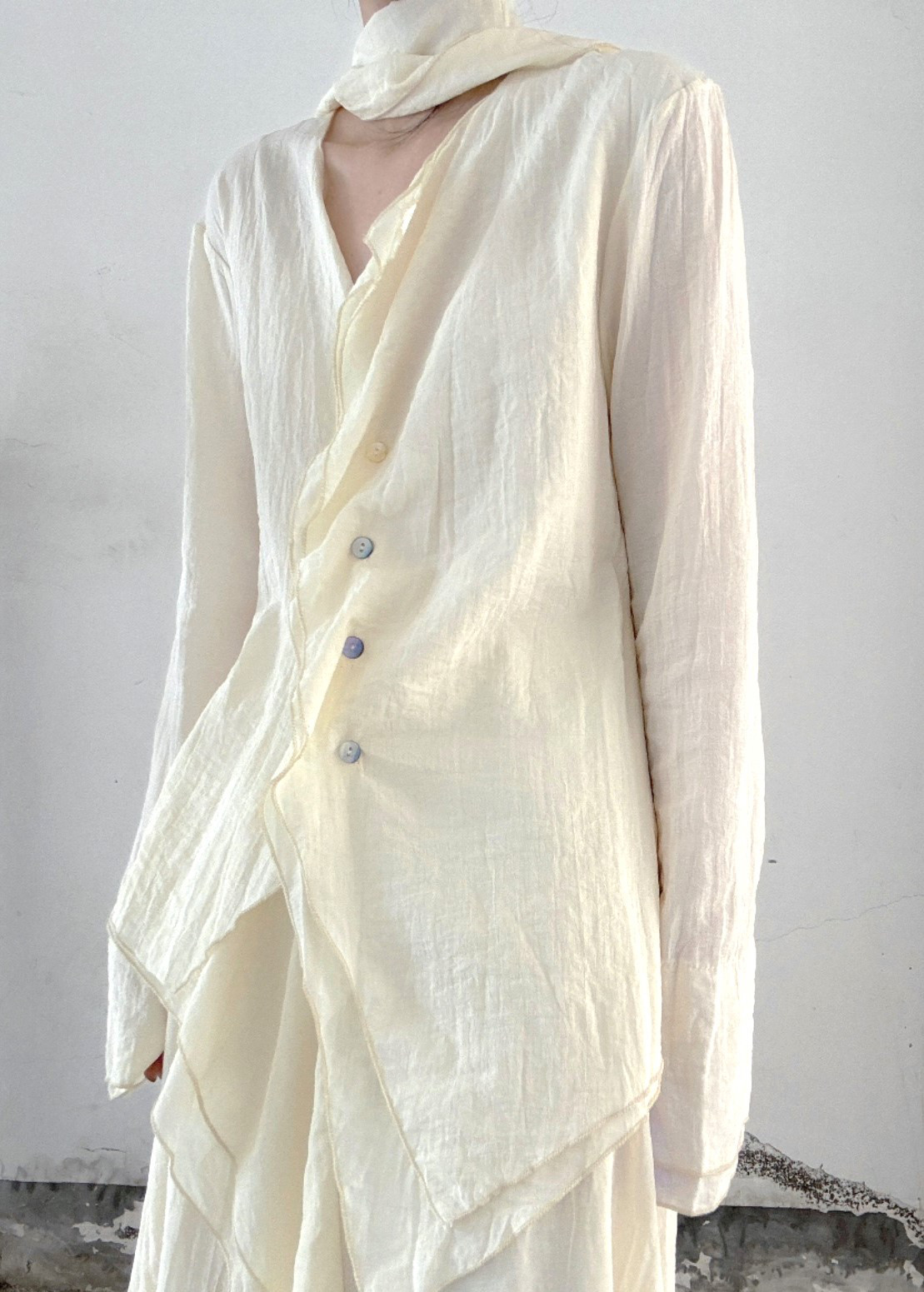 生地使いがお洒落な2枚仕立てのアシンメトリー♪襟無し天然素材シャツ ベージュ