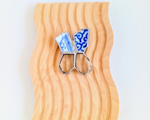 昭和ガラス×陶器】蝶のブローチ(唐草)ステンドグラス/Butterfly brooch 