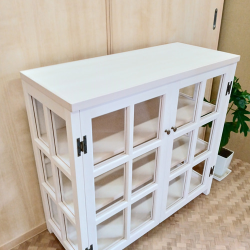 格子扉の両開きキャビネット 白色 食器棚 飾り棚 高さ80cm チェスト