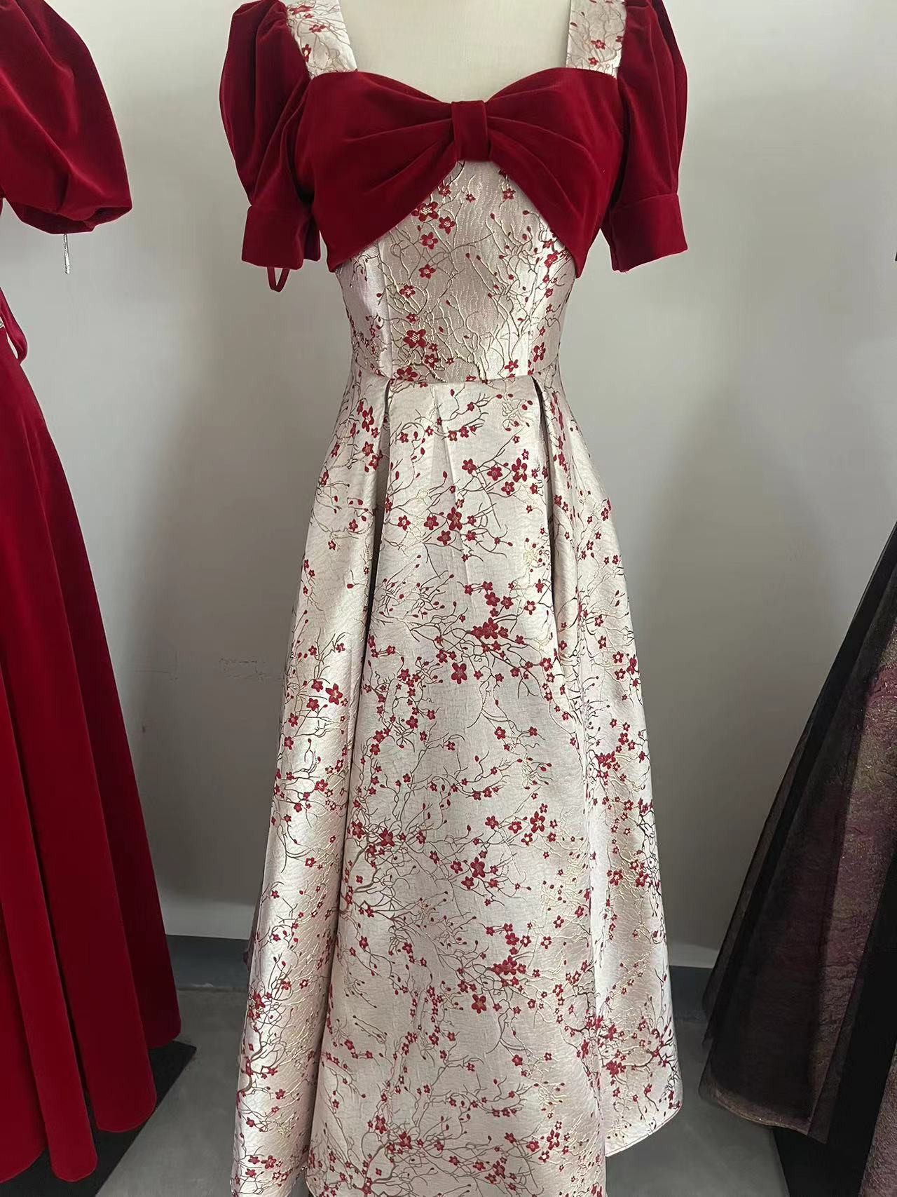 美品！繊細な花柄サテン　スクエアネック　パフスリーブ　二の腕カバー　サイズオーダー可能　ボルドー色花嫁披露宴/パーティー