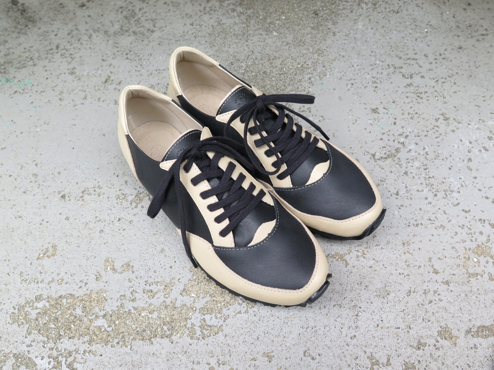 【モダンカラー】スリムなのにゆったりな履き心地！本革大人ユニセックススニーカー/ベージュ×ブラック