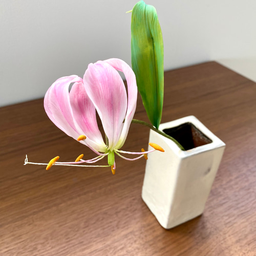 樹脂粘土のグロリオサ＊クレイフラワー＊一輪挿し アート