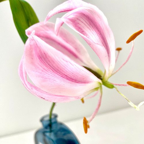 専用です。クレイフラワー 樹脂粘土のグロリオサ＊クレイフラワー＊一輪挿し アート