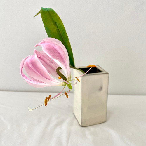 樹脂粘土のグロリオサ＊クレイフラワー＊一輪挿し アート