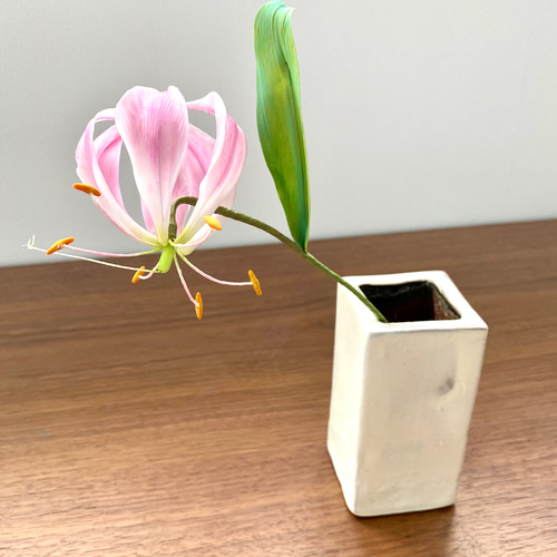 樹脂粘土のグロリオサ＊クレイフラワー＊一輪挿し アートフラワー My