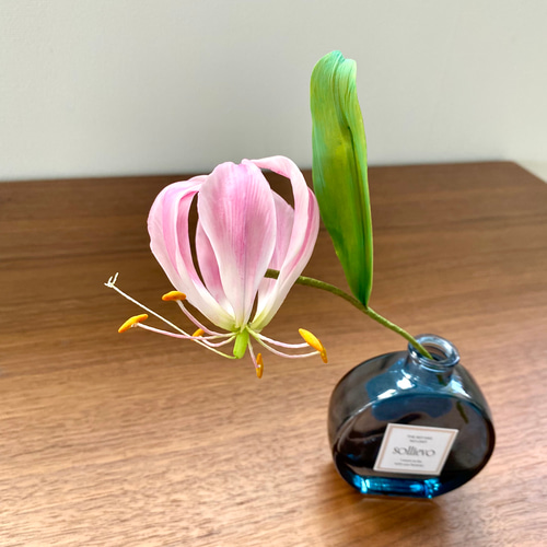 樹脂粘土のグロリオサ＊クレイフラワー＊一輪挿し アートフラワー My