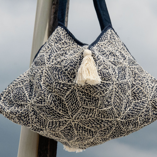 手刺繍と手縫いのショルダーバッグ　ハンドメイド 手刺繍ショルダーバッグ
