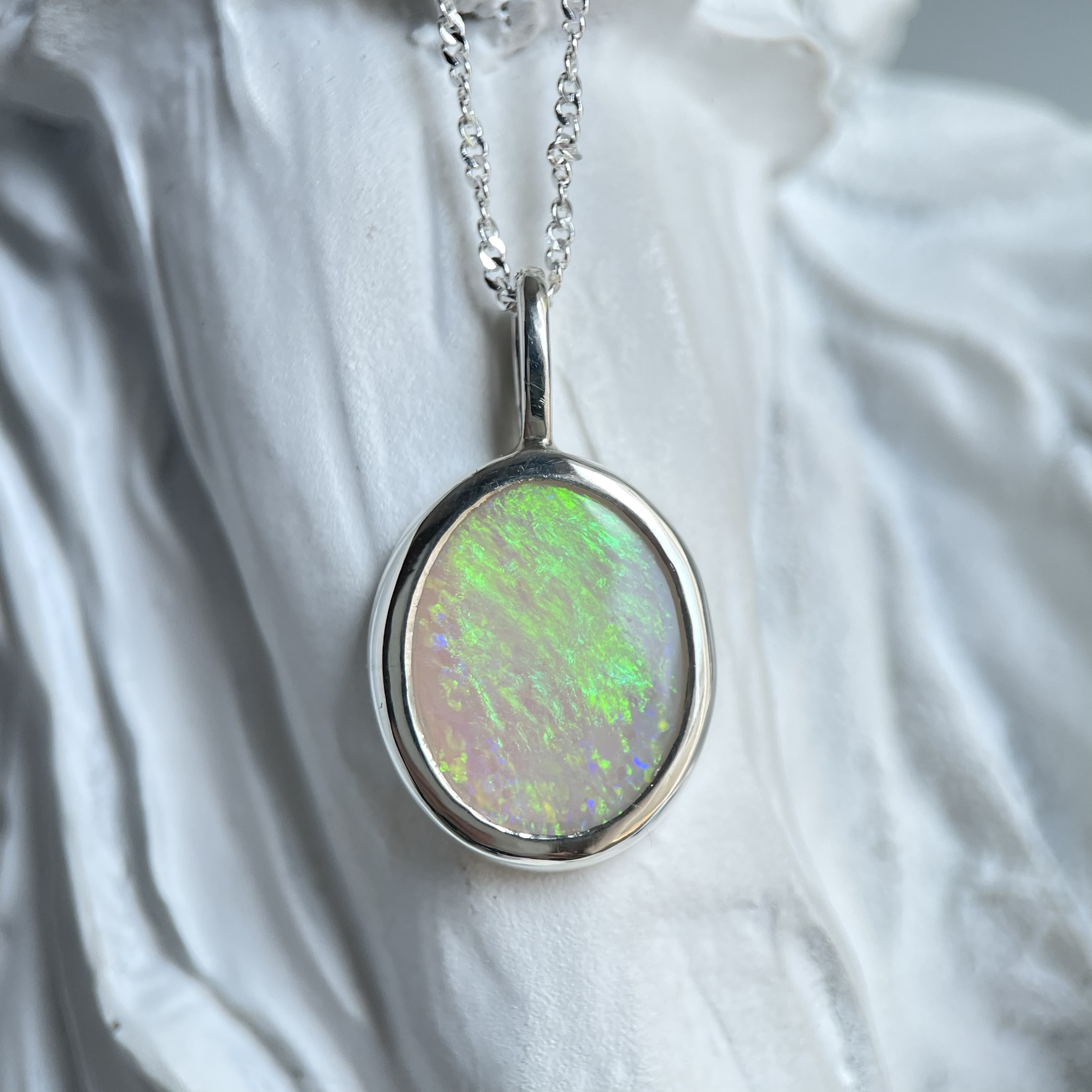 【ネオングリーンが美しい】ホワイトオパールペンダント　オーストラリア産　〈送料無料〉SP-150
