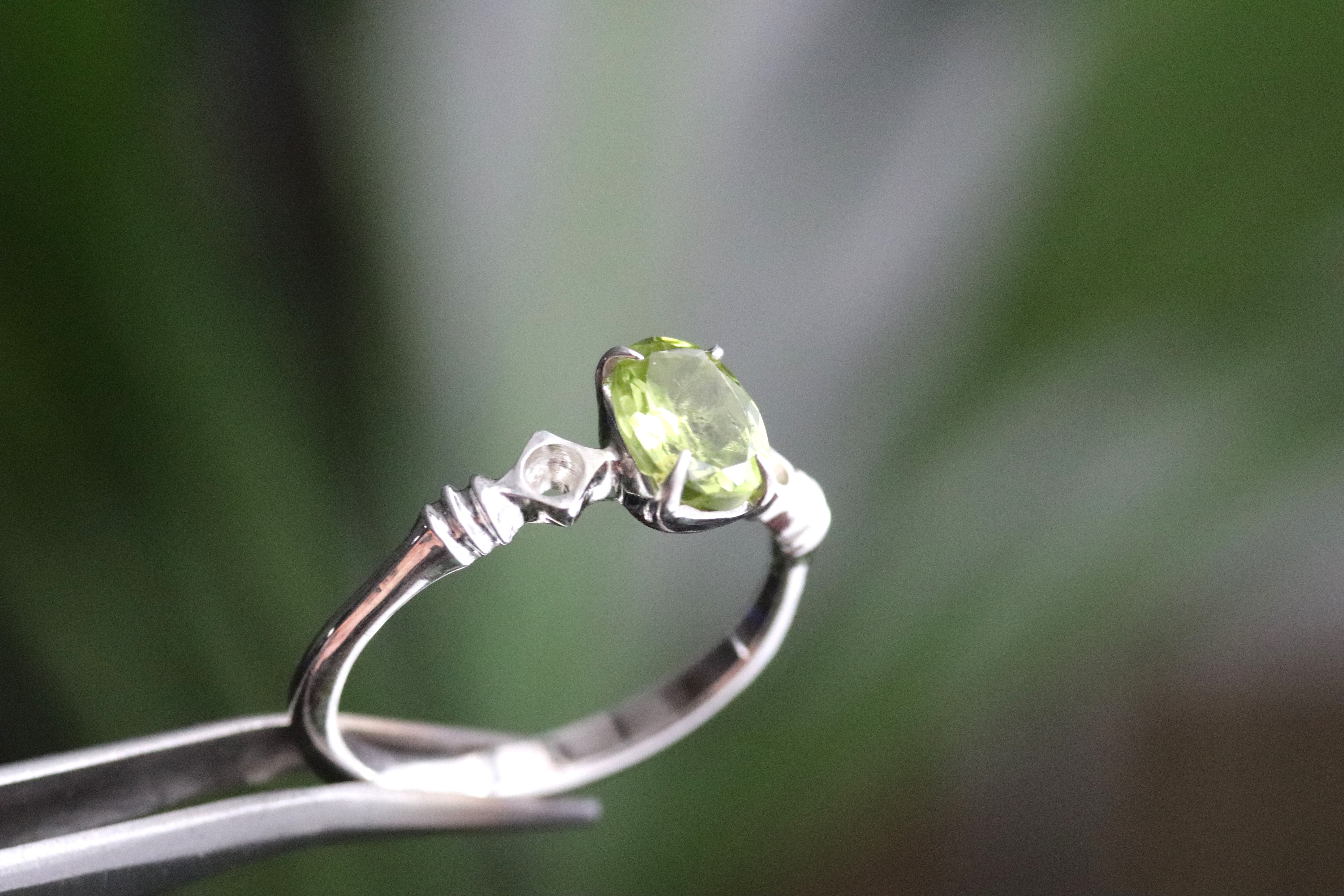 天然ペリドット0.82カラットのシルバーリング　シルバー925