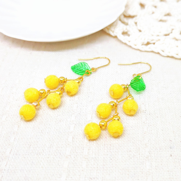 ミモザのキラキラのピアス 羊毛フェルト ピアス（フック・チェーン