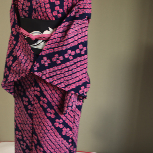 ◇現代 有松鳴海絞 浴衣◇【濃紺赤紫】斜めにはしる傘絞りの幾何学模様