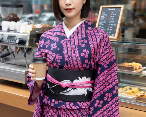 有松鳴海絞り★黒地赤水玉柄浴衣 ◇現代 有松鳴海絞 浴衣◇【濃紺赤紫】斜めにはしる傘絞りの幾何学模様