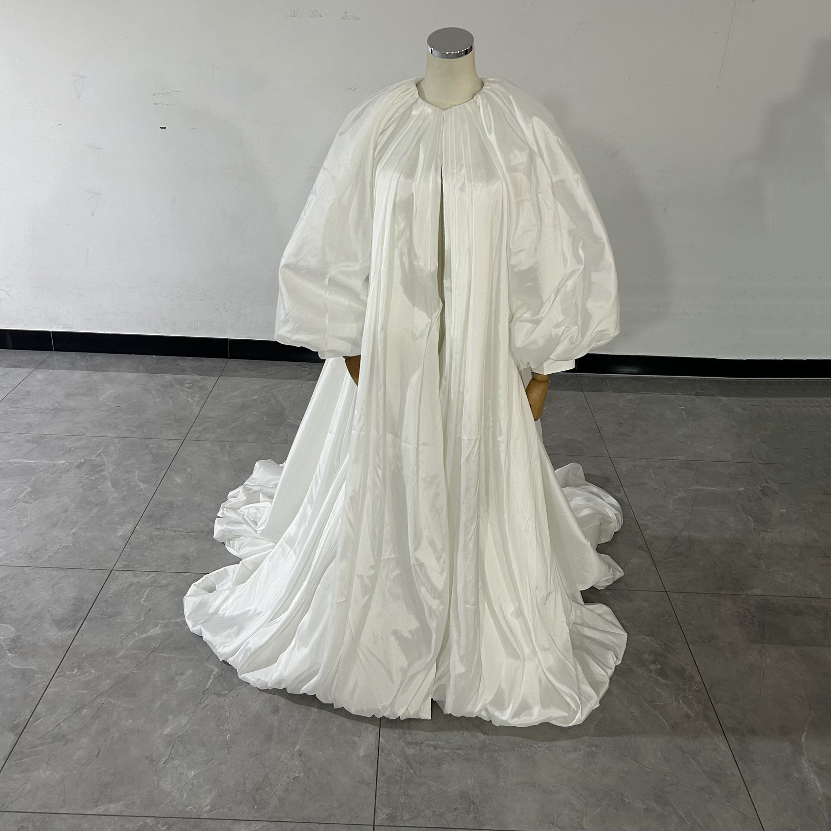 上品  ホワイト 冬婚！シルクタフタ　ウエディングドレス　フロントスリット バルーンスリーブ 揺らめく裾 結婚式/前撮り