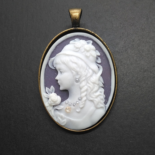 真珠を身に纏う美しき女性 カメオ風ペンダントトップ(ネックレス  