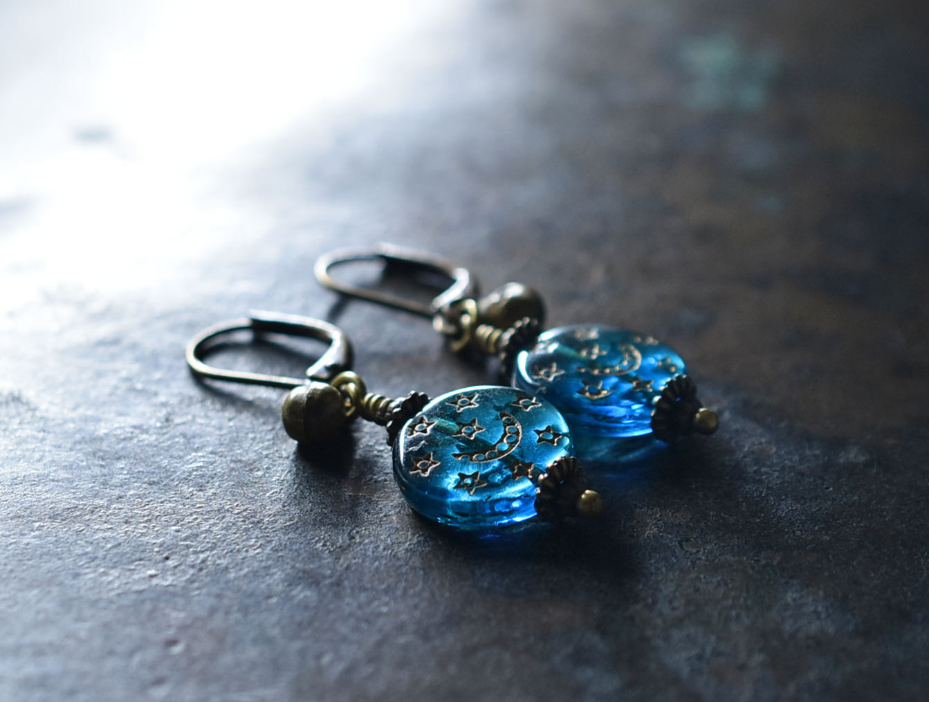 聖者のビーズと小さな民族鈴のピアス（スカイブルー） ピアス（フック  