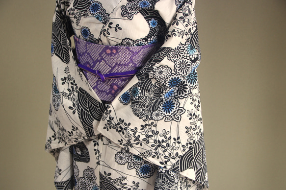 木綿浴衣　変わり織薄いアイボリー地　内側から滲む版画のような草花模様が大人の色香　お袖長めトールサイズ　裄69ｃｍ　木綿 12枚目の画像