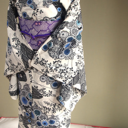 木綿浴衣　変わり織薄いアイボリー地　内側から滲む版画のような草花模様が大人の色香　お袖長めトールサイズ　裄69ｃｍ　木綿 10枚目の画像