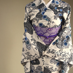 木綿浴衣　変わり織薄いアイボリー地　内側から滲む版画のような草花模様が大人の色香　お袖長めトールサイズ　裄69ｃｍ　木綿 17枚目の画像