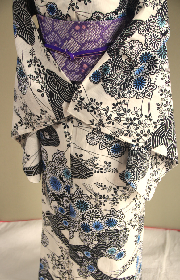 木綿浴衣　変わり織薄いアイボリー地　内側から滲む版画のような草花模様が大人の色香　お袖長めトールサイズ　裄69ｃｍ　木綿 13枚目の画像