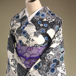 木綿浴衣　変わり織薄いアイボリー地　内側から滲む版画のような草花模様が大人の色香　お袖長めトールサイズ　裄69ｃｍ　木綿 11枚目の画像