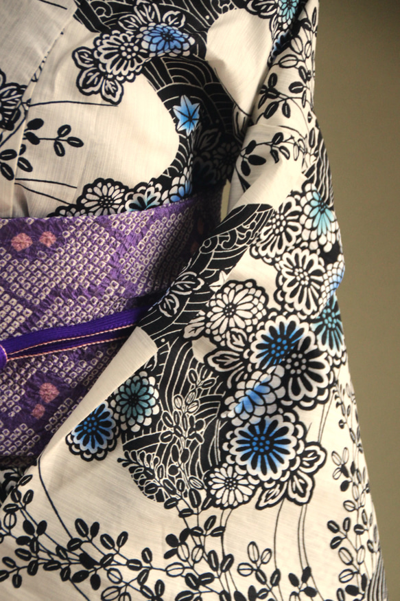 木綿浴衣　変わり織薄いアイボリー地　内側から滲む版画のような草花模様が大人の色香　お袖長めトールサイズ　裄69ｃｍ　木綿 5枚目の画像