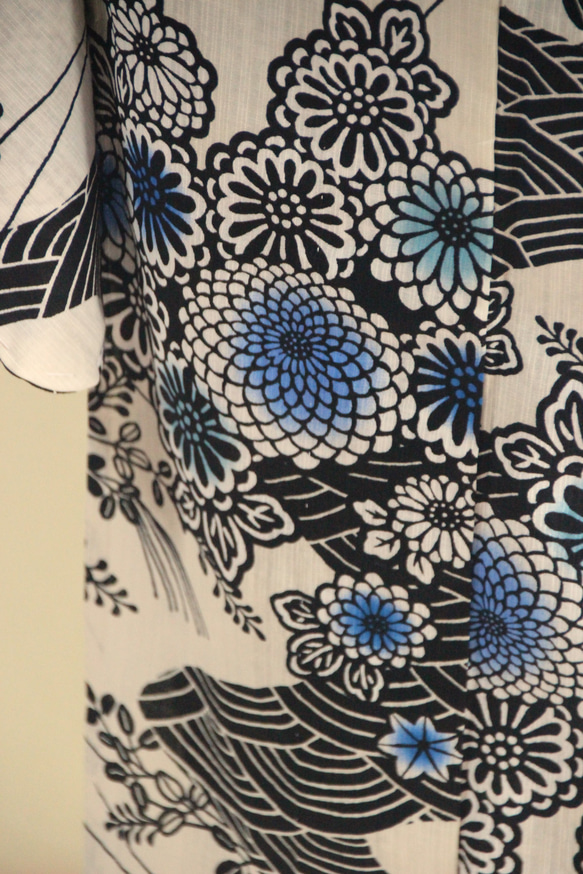 木綿浴衣　変わり織薄いアイボリー地　内側から滲む版画のような草花模様が大人の色香　お袖長めトールサイズ　裄69ｃｍ　木綿 7枚目の画像