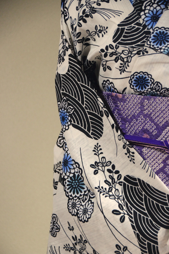 木綿浴衣　変わり織薄いアイボリー地　内側から滲む版画のような草花模様が大人の色香　お袖長めトールサイズ　裄69ｃｍ　木綿 3枚目の画像