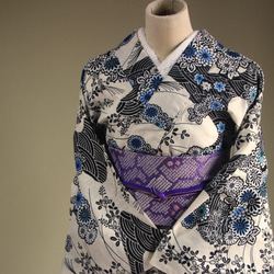 木綿浴衣　変わり織薄いアイボリー地　内側から滲む版画のような草花模様が大人の色香　お袖長めトールサイズ　裄69ｃｍ　木綿 2枚目の画像