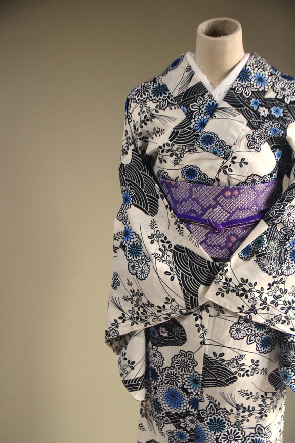 木綿浴衣　変わり織薄いアイボリー地　内側から滲む版画のような草花模様が大人の色香　お袖長めトールサイズ　裄69ｃｍ　木綿 4枚目の画像