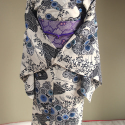 木綿浴衣　変わり織薄いアイボリー地　内側から滲む版画のような草花模様が大人の色香　お袖長めトールサイズ　裄69ｃｍ　木綿 6枚目の画像