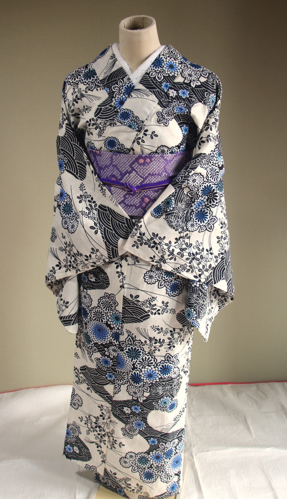 木綿浴衣　変わり織薄いアイボリー地　内側から滲む版画のような草花模様が大人の色香　お袖長めトールサイズ　裄69ｃｍ　木綿 6枚目の画像