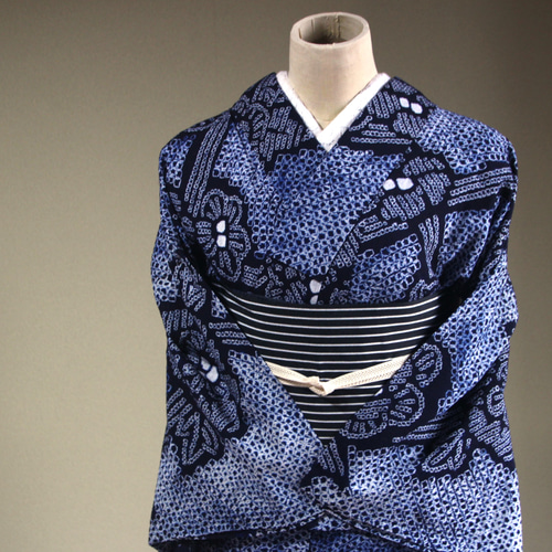 美品　浴衣　有松鳴海絞り　トールサイズ　身丈166.5　花　有松絞り　総絞り　紺 ◇有松鳴海絞り◇【紺】総絞りの浴衣でシンプルで粋な着こなし