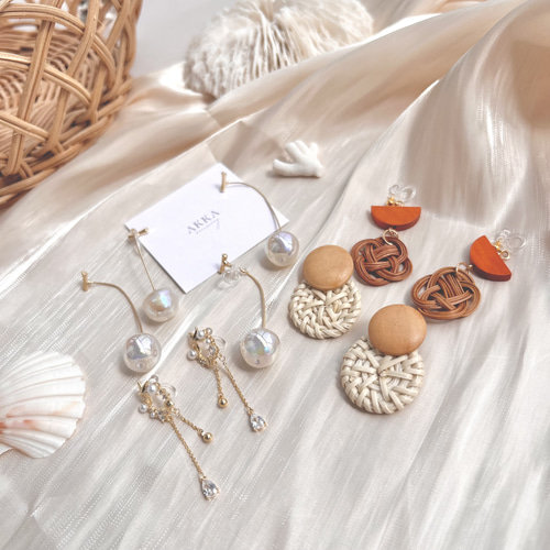 スワロフラワー揺れるリボンの春色ステンレスピアス(樹脂・イヤリング