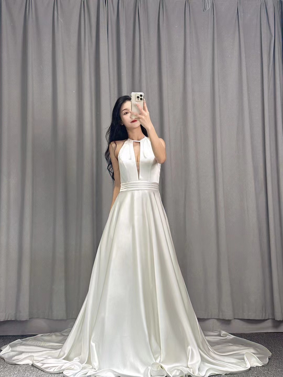 2023秋新作　ホルターネック　深めｖネック　Aライン背空き　くるみボタン　セクシー袖なし　ロングトレーンウェディン結婚