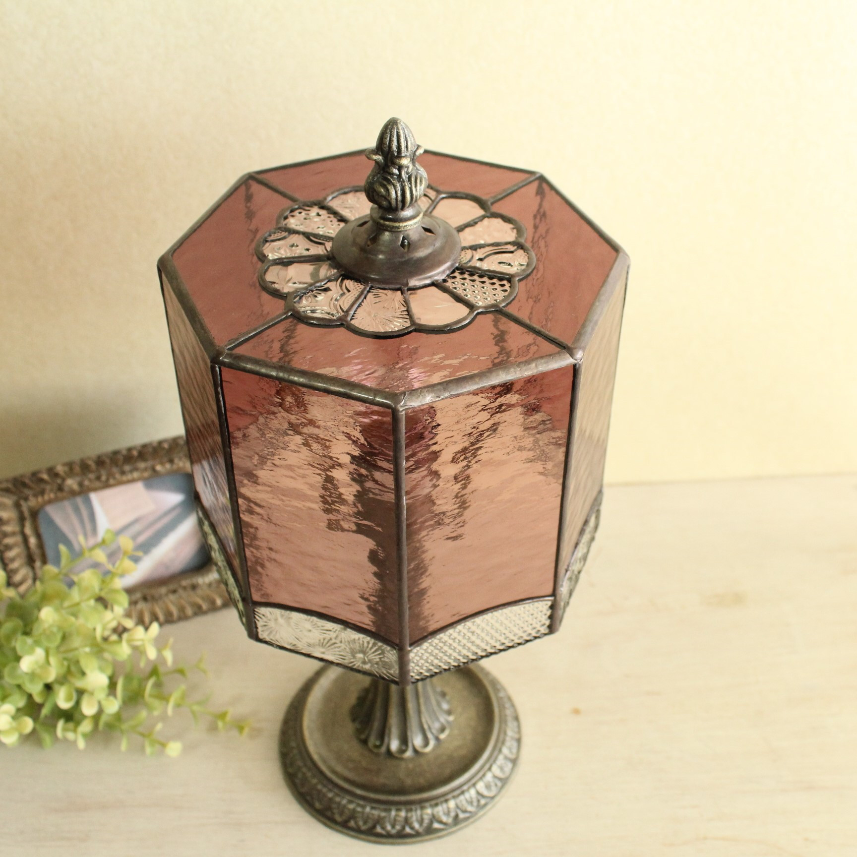 ぶどう色のテーブルランプ