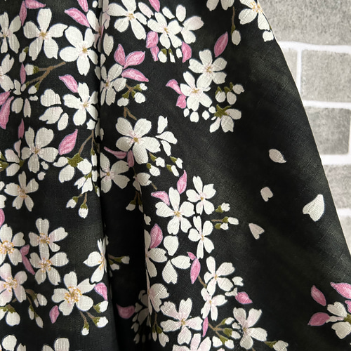【新品】黒 和柄　浴衣反物 綿　麻混　花びら桜　夏柄 hbdm-yuka01105.jpg