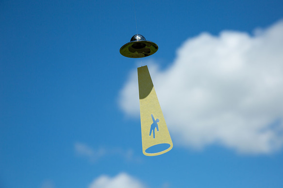 UFO風鈴：真鍮 オブジェ 風鈴 UFO 能作 伝統工芸 宇宙 ユニーク 夏のギフト お中元 暑中見舞い 1枚目の画像