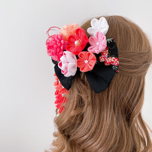 つまみ細工の髪飾り【黒リボンとピンク系】成人式 振袖 卒業式 袴 浴衣
