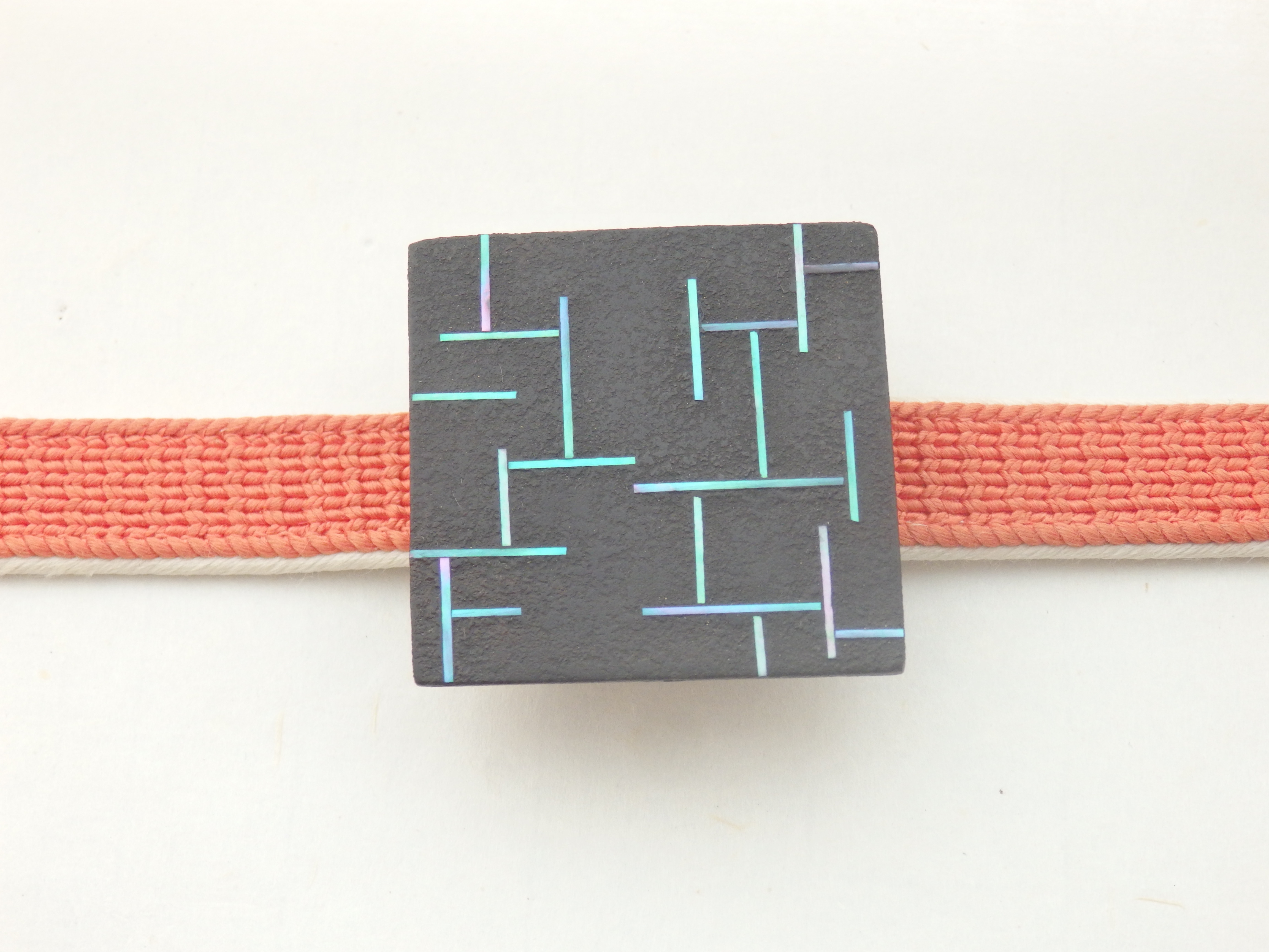 漆工芸　螺鈿帯留め　青貝斜めストライプ模様