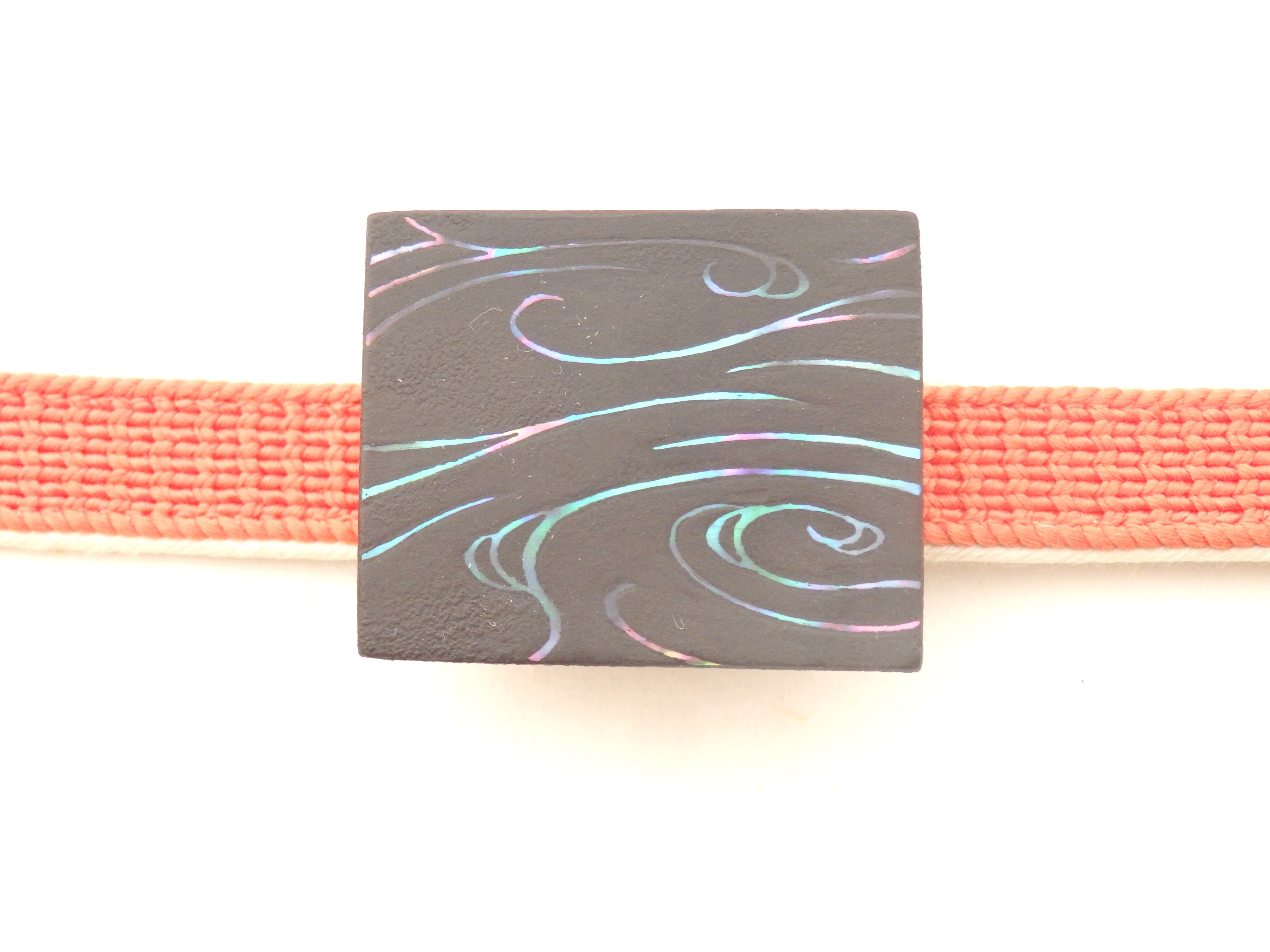 漆工芸　螺鈿帯留め　青貝流水模様