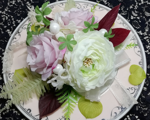 白いラナンキュラスとバラのアレンジ #くすみピンクのお皿のアレンジ