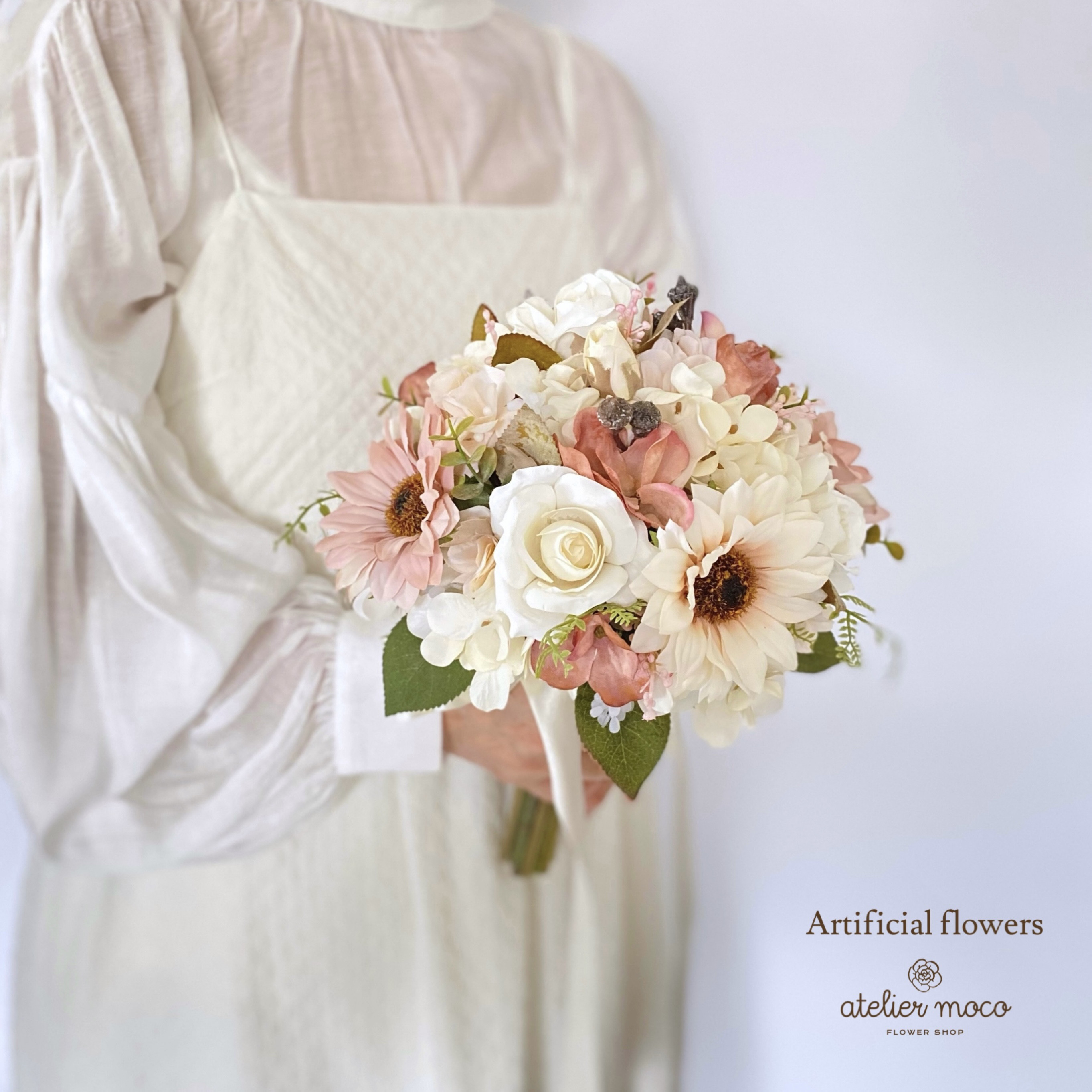 【オーダーメイド】クリームカラー サンフラワーのアンティーク ラウンドブーケ（造花・ウェディング・結婚式・前撮り・フォト