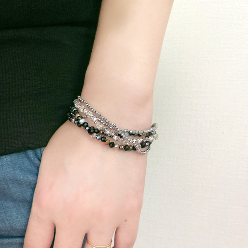 ブラック】チェコビーズとヘマタイトのボリュームブレスレット 金属
