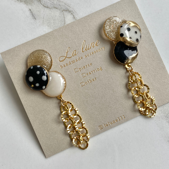 重なる3つの丸（ドット）× ゴールド チェーン ピアス イヤリング 樹脂