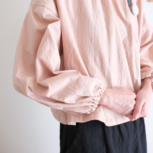 フリルブラウス くすみピンク しわ加工 選べるブローチ付き ブラウス