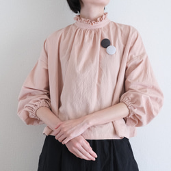 フリルブラウス くすみピンク しわ加工 選べるブローチ付き ブラウス