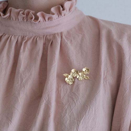 HUG O WÄR フリル付きシャツ　くすみピンク 麻100% HUG O WÄR フリル付きシャツくすみピンク 麻100%