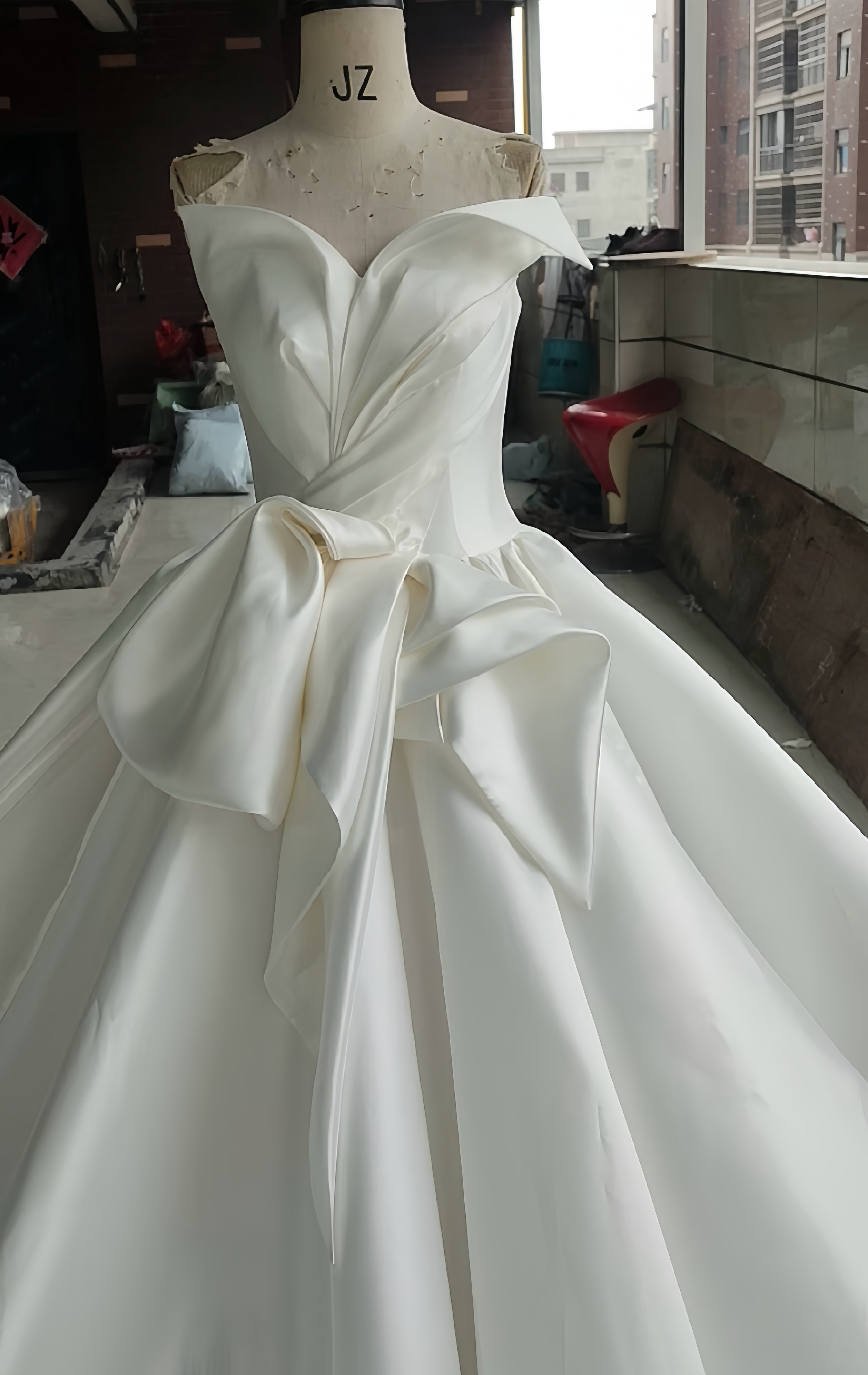 見逃さないで！高品質保証　胸フリル　オフショルダー　オフホワイト　サイズオーダー可能　上品　ロングトレーン披露宴ウェディ