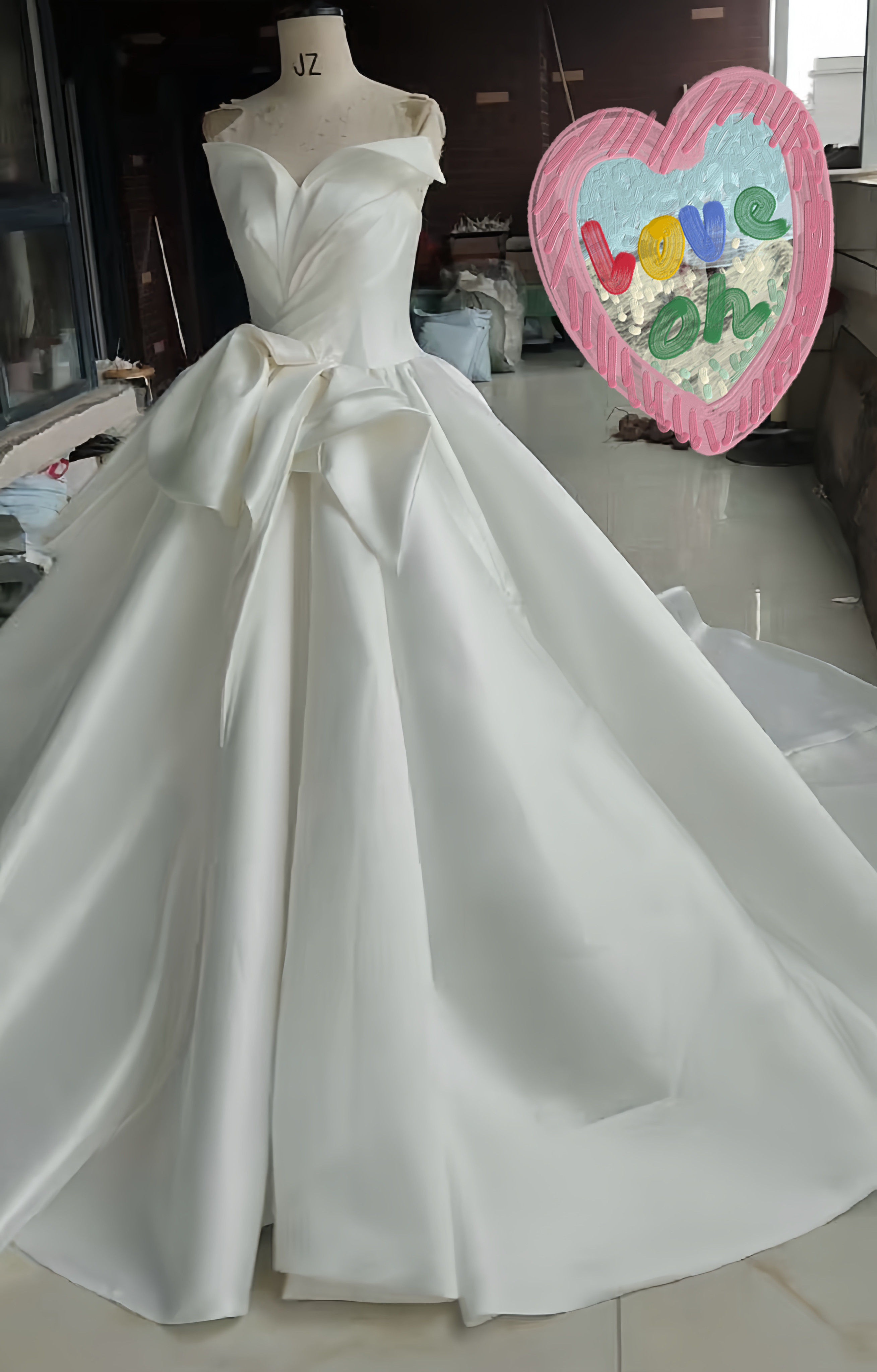 見逃さないで！高品質保証　胸フリル　オフショルダー　オフホワイト　サイズオーダー可能　上品　ロングトレーン披露宴ウェディ