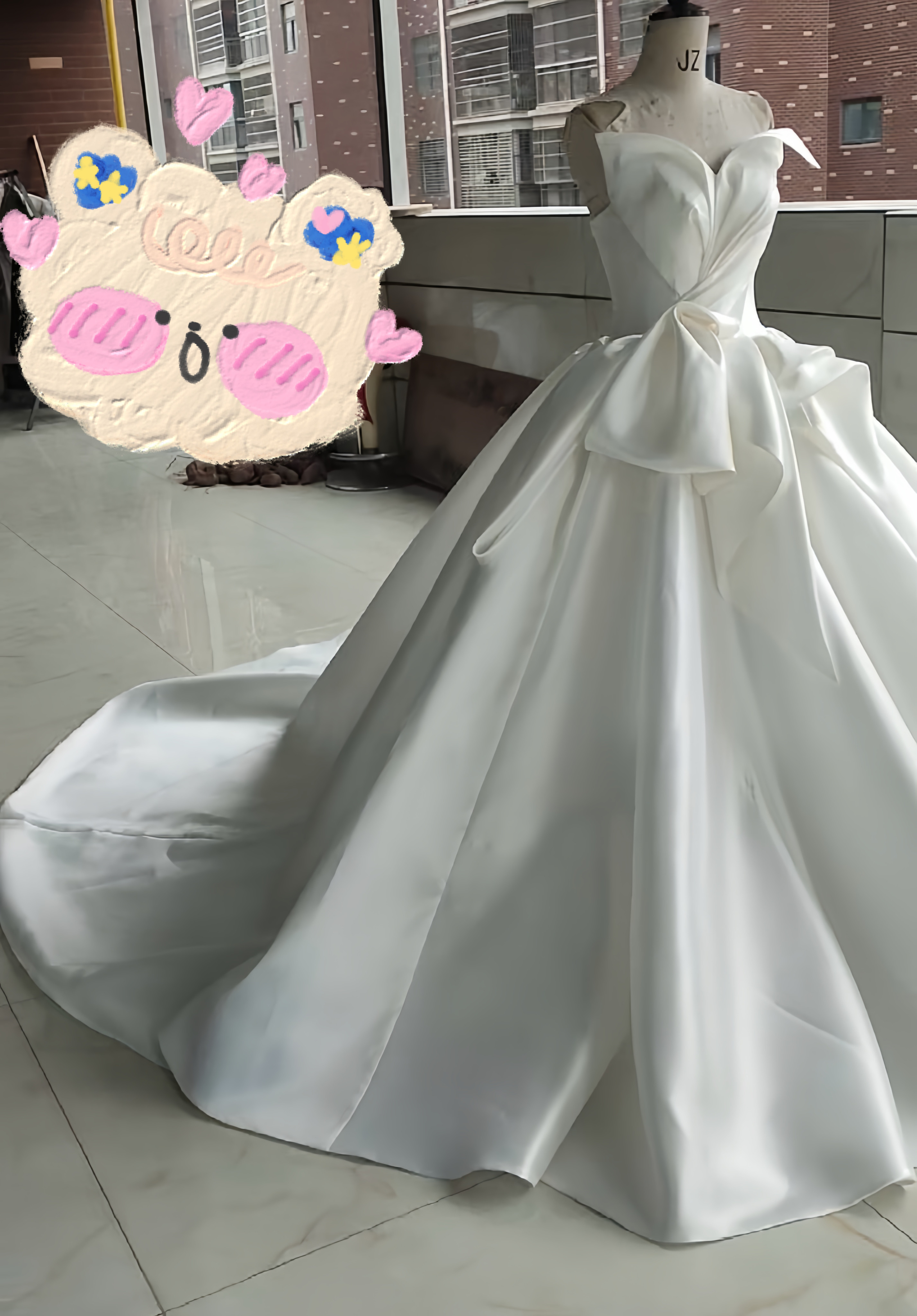 見逃さないで！高品質保証　胸フリル　オフショルダー　オフホワイト　サイズオーダー可能　上品　ロングトレーン披露宴ウェディ